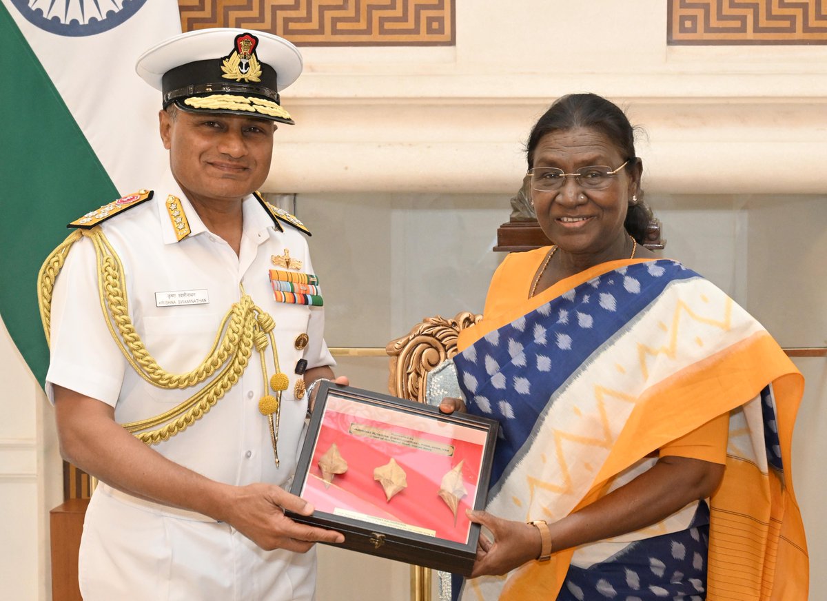 rashtrapatibhvn's tweet photo. Chief of the Naval Staff Admiral Krishna Swaminathan called on President Droupadi Murmu at Rashtrapati Bhavan. https://t.co/vHLwiJjf7W