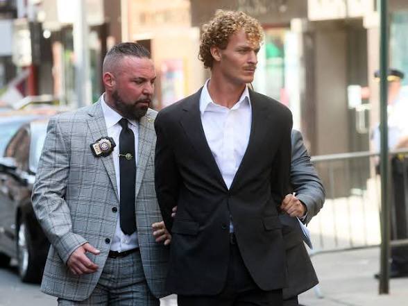 dijoni's tweet photo. You see the difference, family. White men killed a black man and the subway train in New York City.. He was found that guilty in the name of self-defense.. He was given a red carpet treatment by Donald Trump.. an innocent black teenager defend himself he was found guilty and given 35 years in prison. He did not sit out to commit murder that day.. pay close attention family. And photos of you continue to say race it’s not important in America shut up..