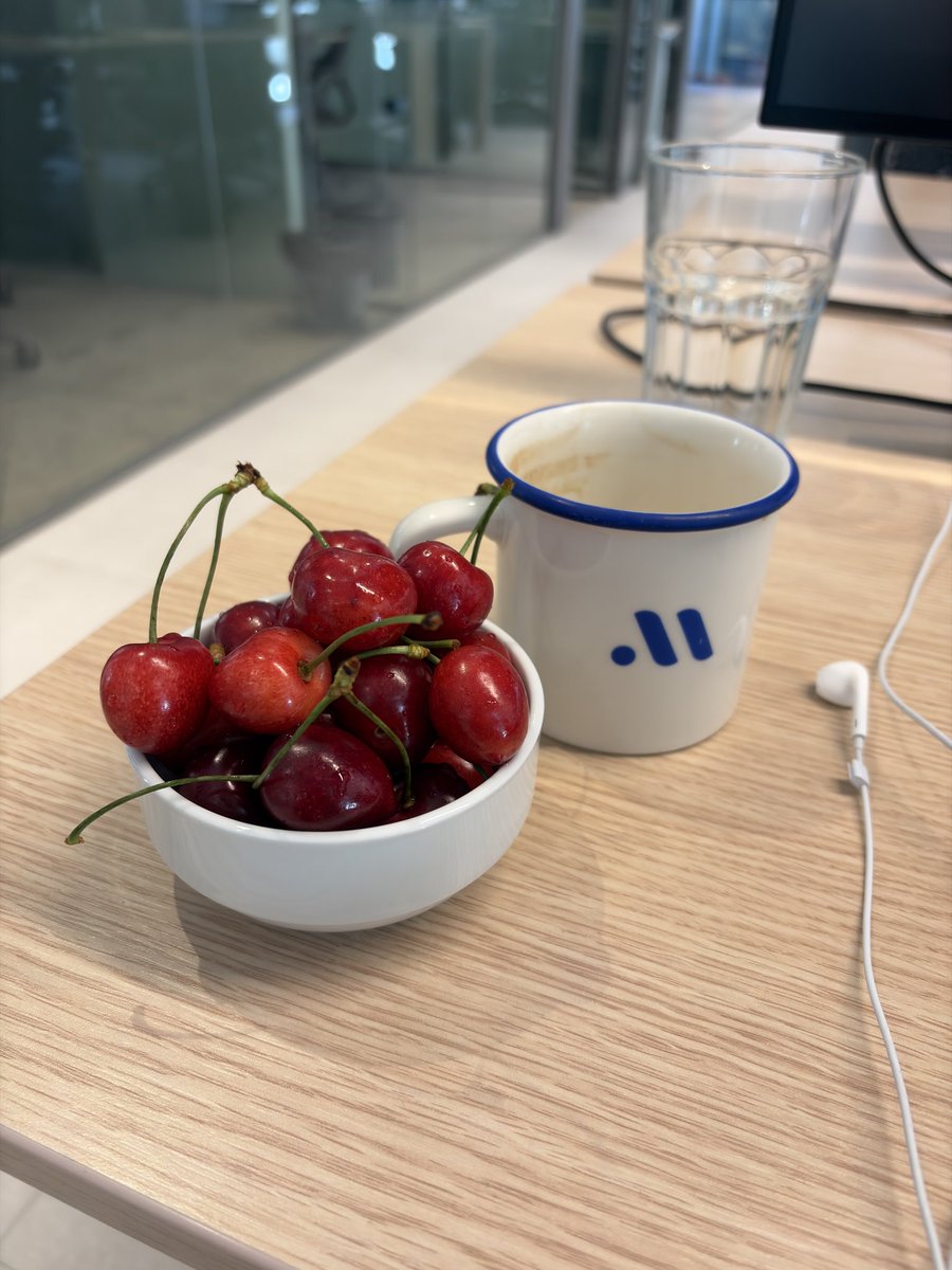 eneskoksalmis's tweet photo. Ofis’e gitmek ve ofisin kalabalık olduğunda gürültü bazen gerçekten yoruyor ama bazı günler buna değdiğini hissediyorum 🍒

Daha önce çalıştığım şirketlerde “sağlıklı” atıştırmalık ve meyve hiç görmemiştim Midas’da ise protein tozu bile var 😂 https://t.co/p31fxZn1he