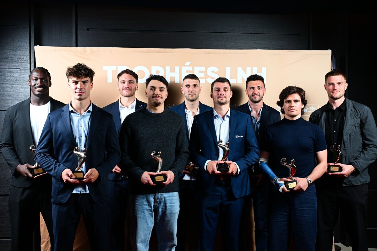 LesSeptors's tweet photo. 𝗡𝗢𝗦 𝗕𝗟𝗘𝗨𝗦 𝗔𝗩𝗘𝗖 𝗟𝗘𝗦 𝗧𝗥𝗢𝗣𝗛𝗘𝗘𝗦 ! 🏆

Hier lors de la soirée de remise des trophées LNH, Clément Damiani &amp; Alban Simonnet ont reçu leur trophée !

Récompense supplémentaire pour notre coach Luis Cruz élu Meilleur Coach de Proligue de la saison !😍

#TropheeLNH https://t.co/Rcx0LW0TBm