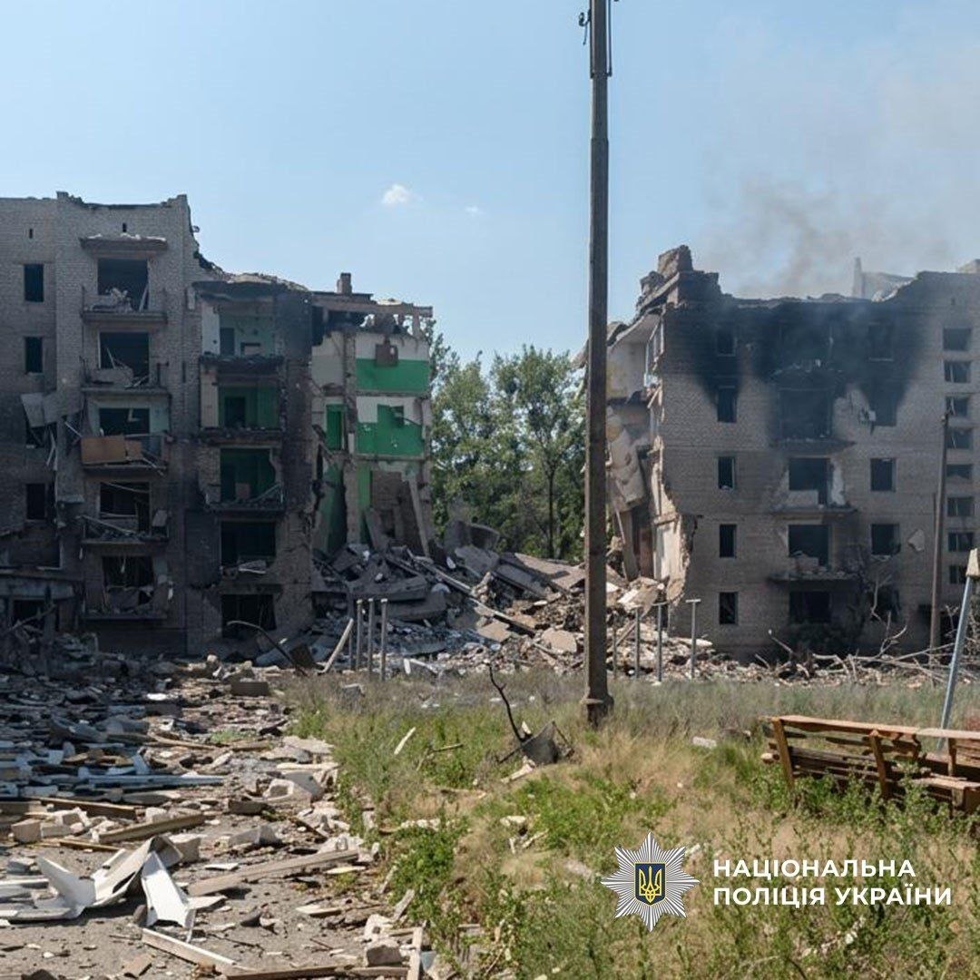 NAFOvoyager's tweet photo. russia is doing what it does best — killing civilians.

In Druzhkivka, russian forces dropped three KAB-250 bombs, killing two civilians. 

Another brutal strike on people who had nowhere to hide. https://t.co/K6PWfJOna1