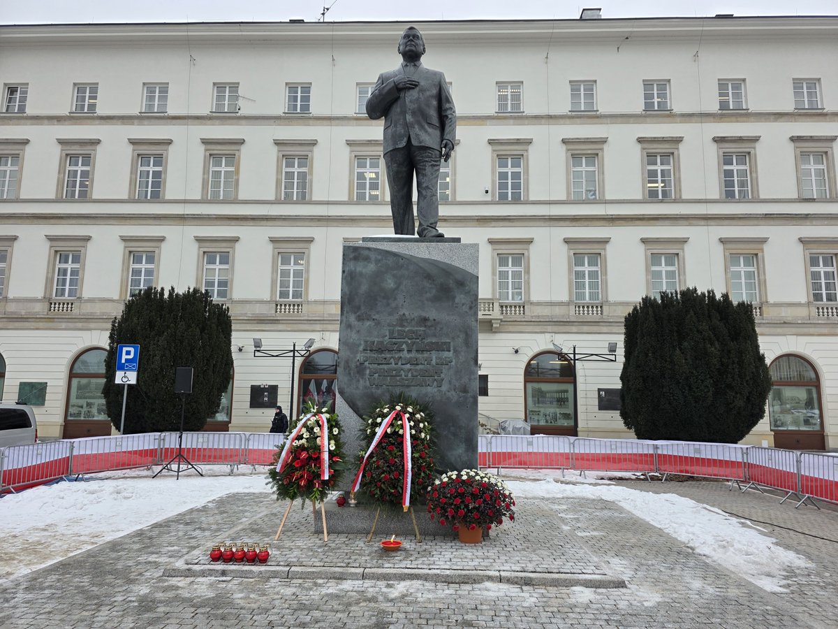 pisorgpl's tweet photo. Prezes PiS Jarosław Kaczyński @OficjalnyJK razem z Przedstawicielami Prawa i Sprawiedliwości uczcili pamięć Ofiar Tragedii Smoleńskiej i złożyli kwiaty pod Pomnikiem upamiętniającym Śp. Prezydenta RP Lecha Kaczyńskiego oraz Pomnikiem Ofiar Tragedii Smoleńskiej 2010 roku. 🕯️ #Pamiętamy