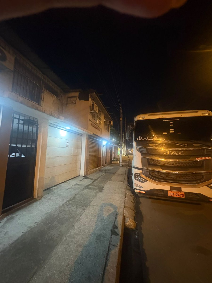 NancyAzulita's tweet photo. Desde las 19H00 este vehículo pesado está estacionado al pie de mi domicilio y no permite la salida de mi vehículo del garaje, no es un vehículo del sector, no respetan el letrero de no estacionar. @ATM_Transito @paultutiven POR FAVOR SU AYUDA https://t.co/87DF1oUoGr