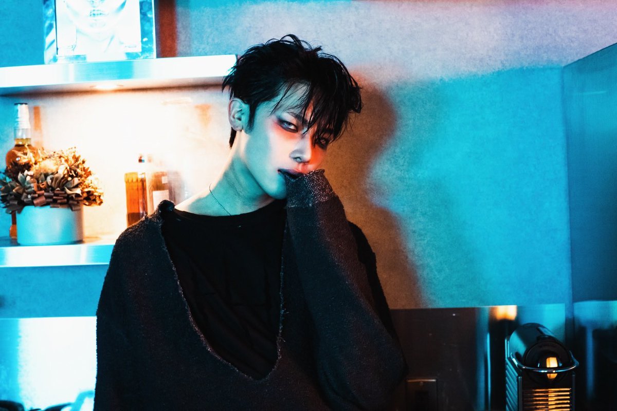 weneedconversat's tweet photo. 뭘 의도한 걸까 목에 졸린 자국은 왜 만든 걸까 무엇을 원하는 걸까 https://t.co/axY66gPAeZ