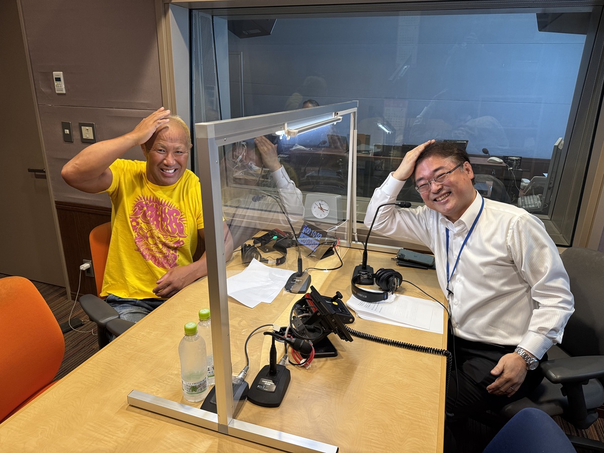 njpw_nyao's tweet photo. 【本間選手in長野】

続いてはSBC信越放送様にてラジオとテレビの収録です📻📺
放送日は後日お知らせします！

どうしてもG1に出場したい本間選手、今度はSBCのキャラクター『ろくちゃん』に気持ちを叫んでいます📣

#G1Road https://t.co/y7HsOJ8gFg