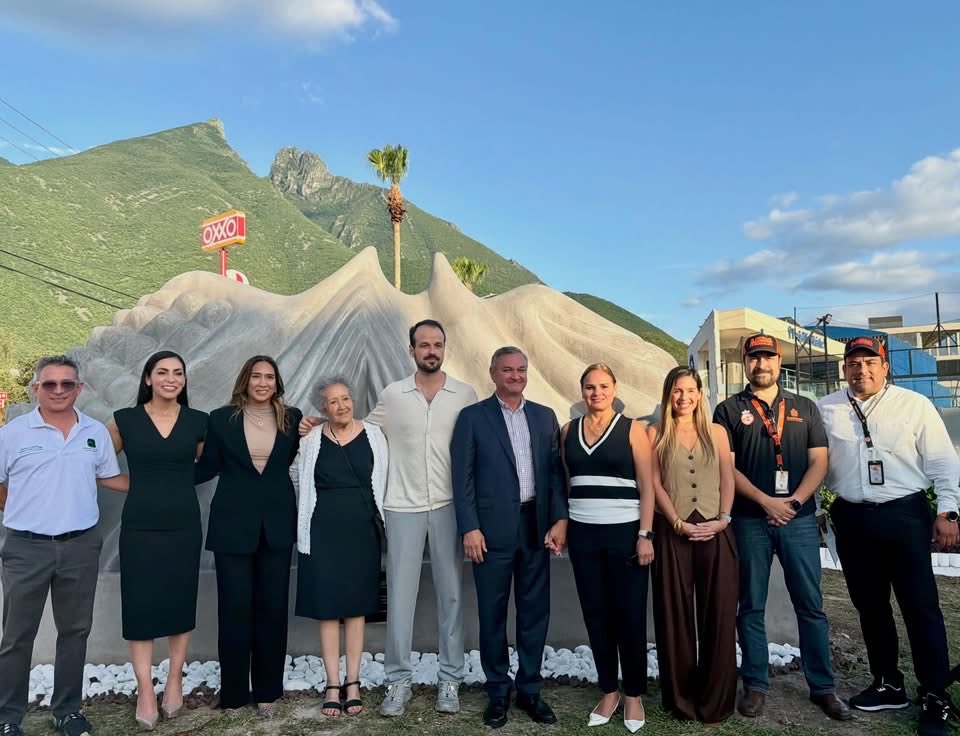 sidugpe's tweet photo. Acompañamos al alcalde @HectorGarciaNL en la develación de la escultura “Silla de Piedra”, del artista neolonés Emilio Flores García. ⛰️ 🧑‍🎨

Una obra que simboliza el orgullo, la identidad y la grandeza de Guadalupe. 🌄 

¡#SeamosGrandes! https://t.co/JN5lqh4wMX