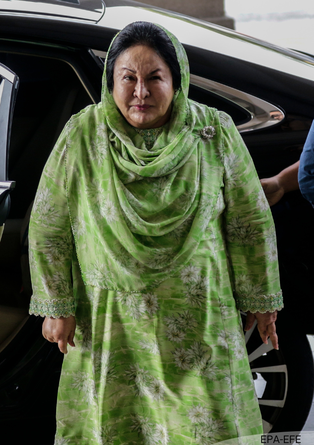 NewsBFM's tweet photo. Rosmah Mansor has been ordered to pay RM67.5 million to Lebanese jeweller Global Royalty after being found liable for the loss of 43 jewellery items worth US$14.57 million that were consigned to her for viewing in 2018.

The KL High Court ordered the damages to be paid within one month and also dismissed her third-party claim against the Inspector-General of Police and the government, while awarding RM150,000 in costs.

🧵1