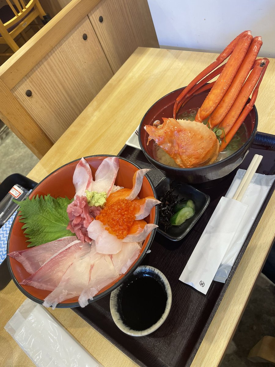 Cb9Shio's tweet photo. 今日も日本海側で粛々と任務遂行中
昼ご飯新規開拓いただきます😊
#海鮮丼 #特上 #鳥取県 #境港 https://t.co/XjJ2tUHqGj