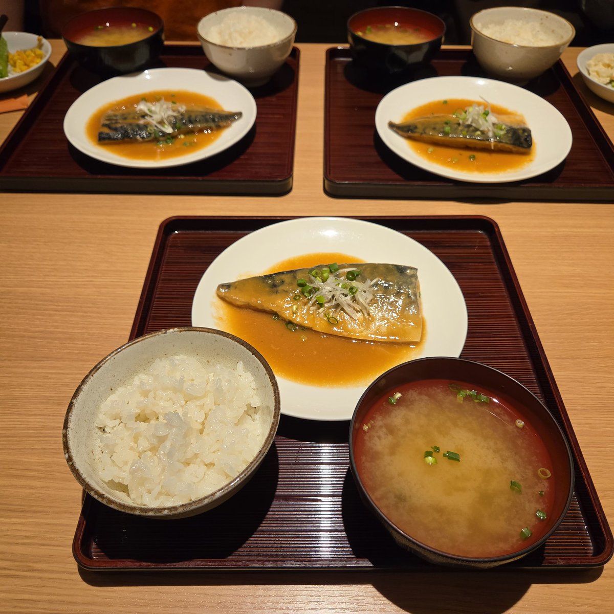 ps1031's tweet photo. スタジオ練習です🎵
サバの味噌煮定食が3つ並びました🤣🐟🐟🐟
最近3人でハマってます✨
#ランチ https://t.co/b7rlFIfBAm