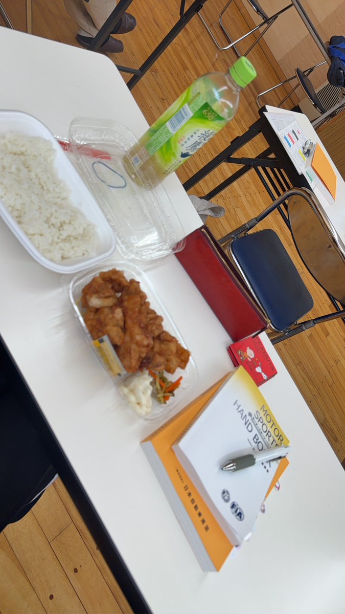AyameUeda's tweet photo. お昼休憩！
午後は筆記試験、サーキットトライアル、実技試験を控えてます！
この山盛り唐揚げをエネルギーに変えて頑張るぞ💪🏻
#gr86 #zn8 #サーキット #国内Aライセンス https://t.co/GuJTGIZtKa