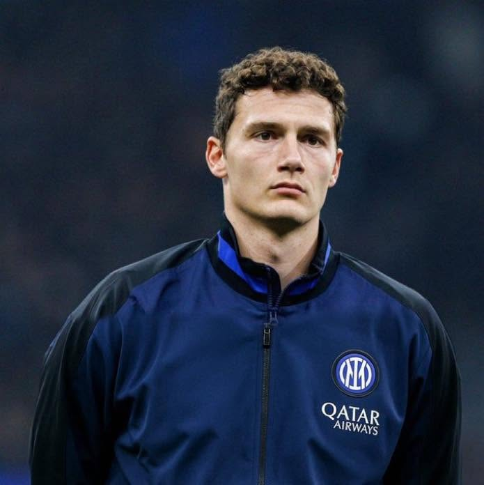 FedeNerazzurra's tweet photo. Benjamin Pavard will NOT be included in Inter's pre-season training camp

Benjamin Pavard is not expected to take part in Inter’s summer preseason training camp under Cristian Chivu, according to La Gazzetta dello Sport. The French defender is coming back from his loan spell at Marseille, but his situation is considered different from other players coming back to the club.

Inter reportedly do not see Pavard as a central part of the new technical project. Because of that, the club’s plan is to leave him out of the preseason squad and place him on the market.

The Nerazzurri want to find a suitable solution for the defender as quickly as possible, avoiding his reintegration into the group and accelerating his exit. The decision reflects Inter’s intention to reshape Chivu’s squad, including through some important and strategic sales.