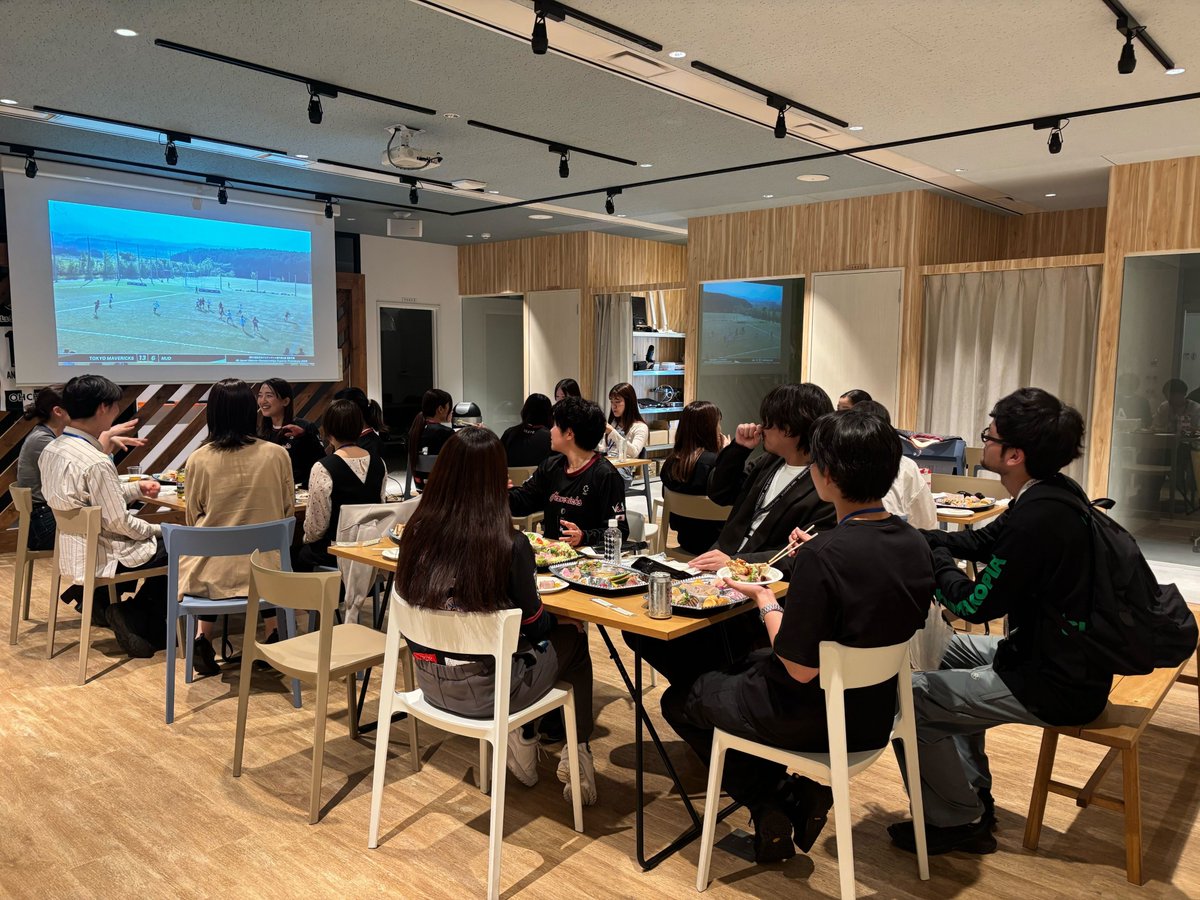 Anagrams_inc's tweet photo. 先日、東京マーベリックスというアルティメットチームのみなさんに、オフィスに来訪いただきました。

東京マーベリックスは、アナグラムの社員である中嶋果歩さんがトレーナーとして関わっているチームで、アナグラムがスポンサーもさせていただいています。

4年前、世界大会へ帯同する中嶋さんにインタビューをした記事がこちら↓
https://t.co/TL9uljL3gq

スポーツチームのスポンサーをするという判断には、色々な目的があると思います。

今回であれば、社員が所属して頑張っているチームを応援したいという気持ちは、ひとつ大きなきっかけではあります。

ただ、チームのみなさんとの関わりが増えていくなかで、社会人チームならではの「仕事と両立しながら、何かに本気で取り組むことのすごさを目の当たりにできること」が、このスポンサー活動における代えがたい価値なのではないか、と感じるようになりました。

9:00～18:00で働き、ときには残業もしながら、土日は練習や試合で汗を流す。
短い時間だからこそ、「どうやったら勝てるのか？」「チームとしてどうあるべきなのか？」を真剣に考え、それぞれが変化を恐れずに主体的に動いている様子を間近で見ると、私たちももっとできるのではないかとエネルギーをもらえます。

先日、選手のみなさんと交流した際には、
「体格差のある海外の選手に負けないためのトレーニング方法」
「世界大会で優勝することから逆算した、スポンサー集め・ファンクラブの設立」
「自律性を大事にしつつ、勝利にも貪欲に向かっていけるチーム作りの秘訣」
「人は宝という考え方を貫き通してきた過程」
などさまざまな話を伺うことができました。

今年も、8月にアイルランドで開催される世界大会出場に向けて準備を進めているそうです。今後も社員一同、応援していければと思っています。この記事をご覧になったみなさんも、ぜひ注目していただければと思います！

TOKYO MAVERICKS ホームページ
https://t.co/6tphVAYCtx
