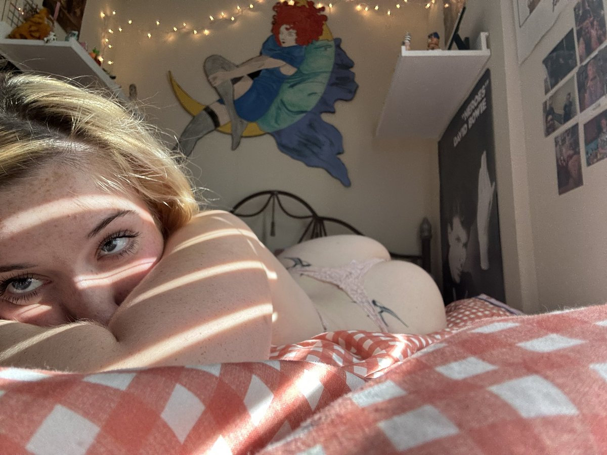 robogir1's tweet photo. er em gee hi ! looking for moots, v new to this !
- she/her 
- straight…. maybe ??
- soft/hard kinks 
- faceless emo lady addicted to shaking ass and getting throat fucked 
#nsfwtwt #introtwt #nsfwintro https://t.co/oqiARRaCOf