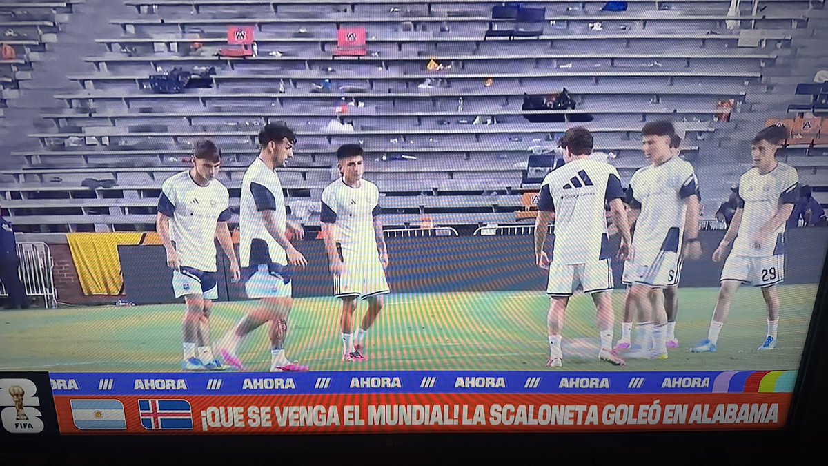 futbolanal's tweet photo. 🇦🇷🙌 GANÓ LA SCALONETA Y YA CIERRAN LA JORNADA LOS SPARRINGS Y SU LÍDER PAREDES❗️

👉 El jugador enviado por Boca Jrs está lesionado y es un sparring encubierto.

👌 Argentina le ganó 3-0 ante Islandia en EE.UU.

✅ Trabajos regenerativos liderados por el capitán de los sparrings https://t.co/1q3tl9hTNm