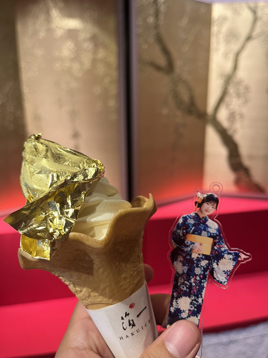 kushi_hello's tweet photo. 金箔ソフト食べたよ夏月姫ちゃん。 https://t.co/X1Y9Hw4rxt