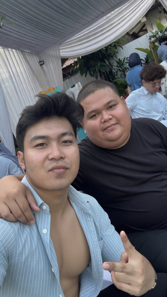 cogan_pim's tweet photo. CAN LO SEBENERNYA ESCORT KAN NGAKU 😭🫵🏻 SETIAP ADA YANG GEMBROT ITU LO SELALU BUKA BAJU DAN JYUJYUR JANGGAL LO BUKA BAJU PAS LAGI ACARA FORMAL 😭💜 #mlm #chudai #gaybandung https://t.co/gMRxD9f6nS