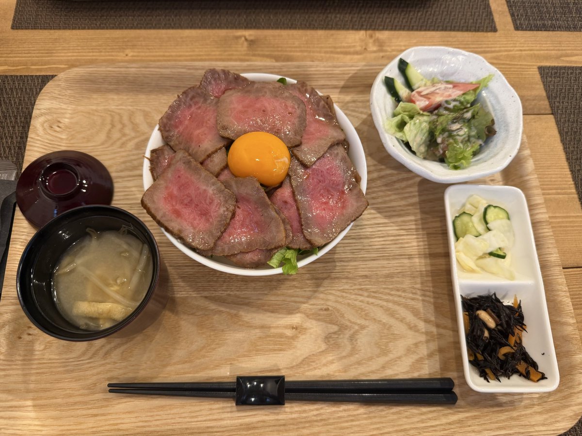 pp_KtL's tweet photo. すきばら　黒毛和牛ローストビーフ定食　#お昼ご飯　#すきばら https://t.co/NIFFUg1xg7