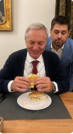 Iherreraa's tweet photo. Manouchehri supervisando cuando queso, que es del pueblo, le puso Kast a su barros luco. https://t.co/BT7AYRqfJG