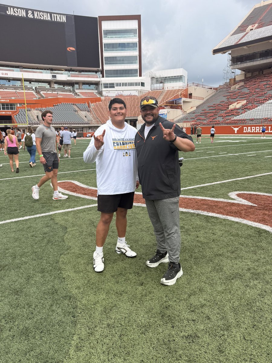 LongSnapMichael's tweet photo. Thank you to the coaching staff at @TexasFootball for hosting an amazing camp. Enjoyed competing and learning from the coaches. Thank you @CoachJeffBanks, and @JTBrown721 for the great support and pointers. 
@SpecialTeamsU, @Coach_Cotton713 @EHSCoachLopez, @CoachPardee https://t.co/TRhv2luT9Q