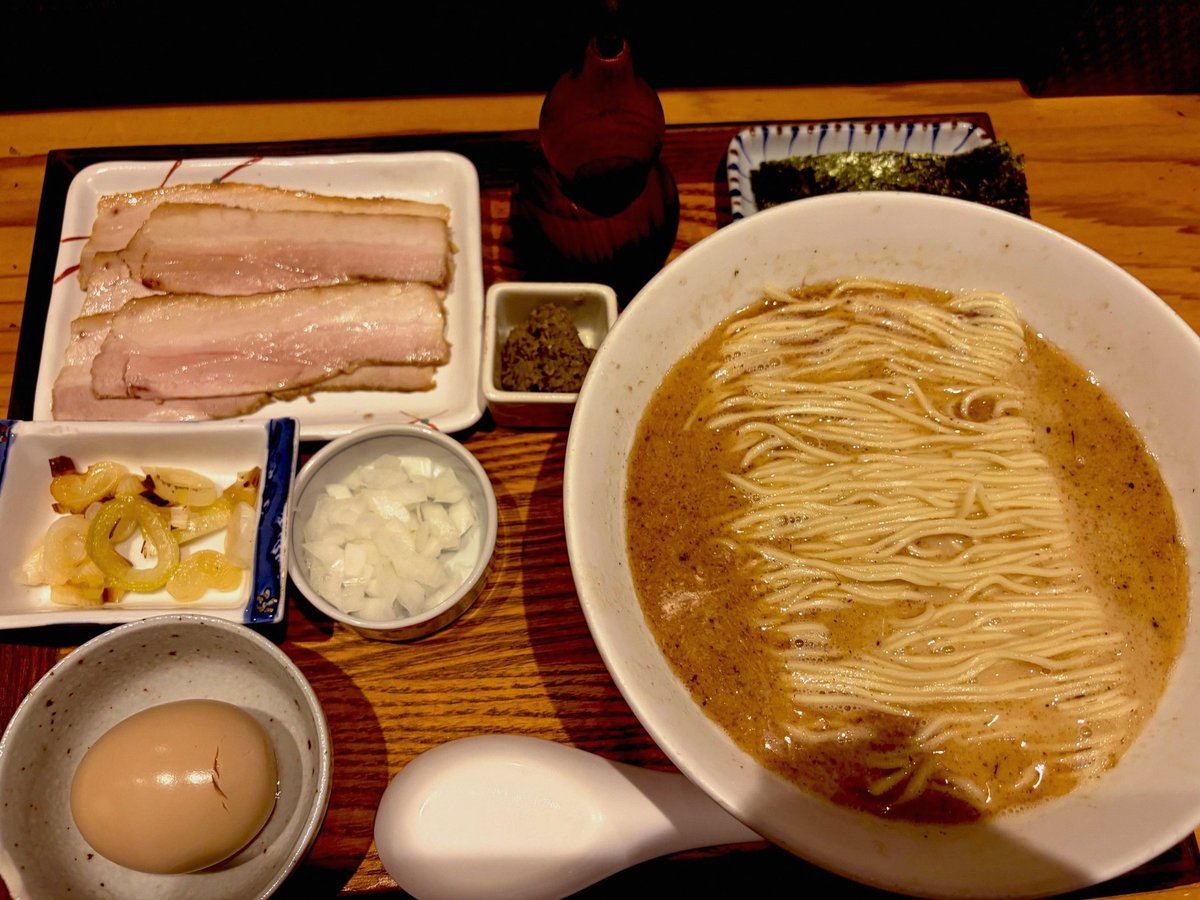 sky2per's tweet photo. 猫が膝に乗ったままおやつ運ぼうとしたらバランス崩して床にポトン
柔らかい生地が少し潰れちゃったんだけど
猫がすぐ匂い嗅ぎに来てその顔が可愛すぎて
そのまま床で一緒にシェアしちゃったよ🥲
罪悪感よりこの温かさと甘さ混ざった時間が嬉しくなっちゃう https://t.co/z74frDUnZC