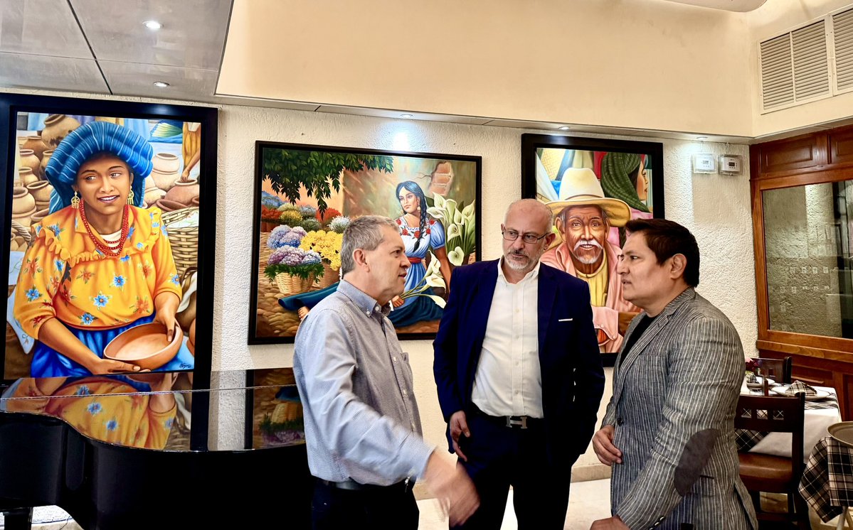 emiliodegyvesmx's tweet photo. Interesante conversación con Carlos Botero y Fernando Rosero sobre las experiencias de logística y zonas francas en América Latina.

Compartir buenas prácticas y casos de éxito fortalece la visión estratégica para aprovechar las oportunidades que hoy tiene Oaxaca con el Corredor Interoceánico y la nueva dinámica económica regional.

Agradezco a mi querido amigo Joaquín Frausto el  haber  hecho posible este agradable encuentro. 

#Logística #ZonasFrancas #Oaxaca #CIIT

@m_ebrard  
@Candelaria___  @andreasolanor  @luisgure  @dmillan  @Barbara_Botello 
@MarlonMartP @LuisRosendo_
