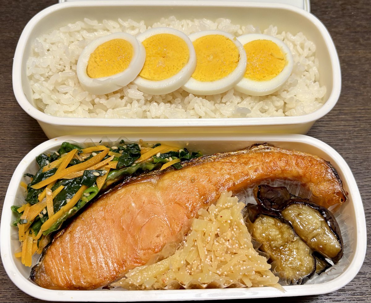 07sumire08's tweet photo. 今日のお弁当　
焼き鮭、じゃがいも明太子和え、ほうれん草と人参ナムル、茄子オイスターソース炒め、ゆで卵

AIには栄養バランス
95〜97点をもらえました😆

昨日のお仕事帰りに
先輩方とカレー屋さんへ

昨日のカレーも美味しかった✨

#お弁当記録 https://t.co/qEvGzBm0BZ