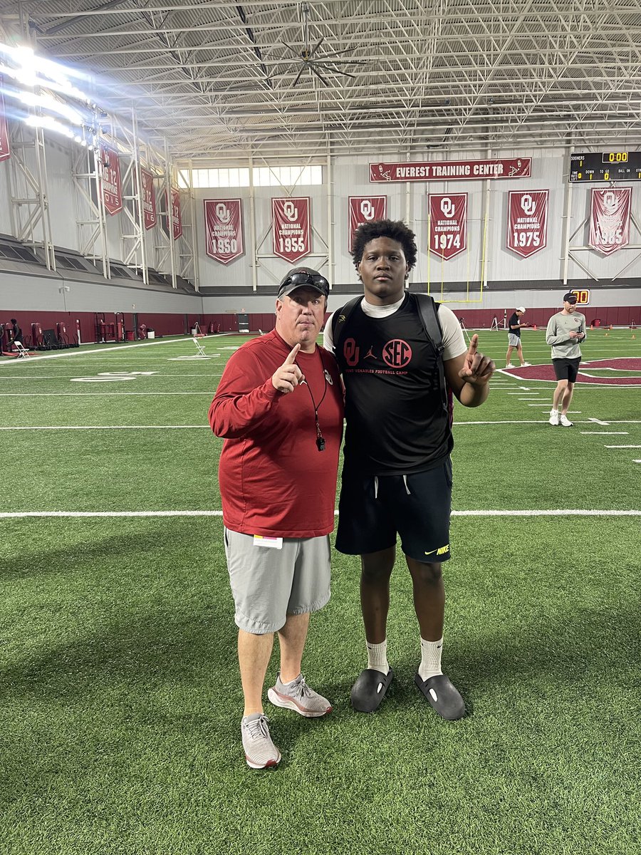 DamariWoodson1's tweet photo. Great camp down at @OU_Football today thank you @OU_CoachB for the personal camp invite. And for inviting me out to watch you guys practice after camp, great atmosphere and I’m planning on being back anytime! @ThaBallCoach @tajakaha @CoachO_JYD @chassahontas https://t.co/e8KgMDbLka