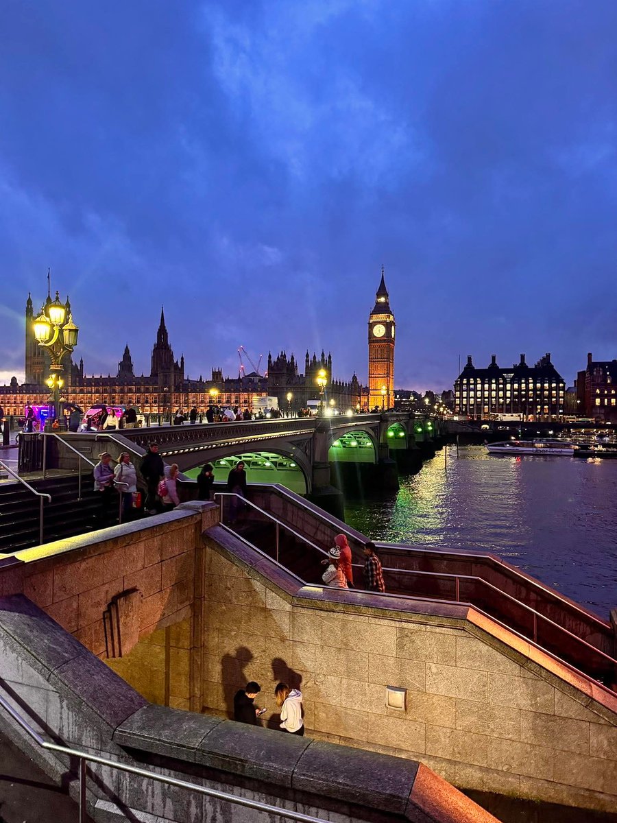 future_ai_focus's tweet photo. Would you move to London if you had the chance? 🇬🇧❤️
#london #uk https://t.co/4vNdYeDUjh