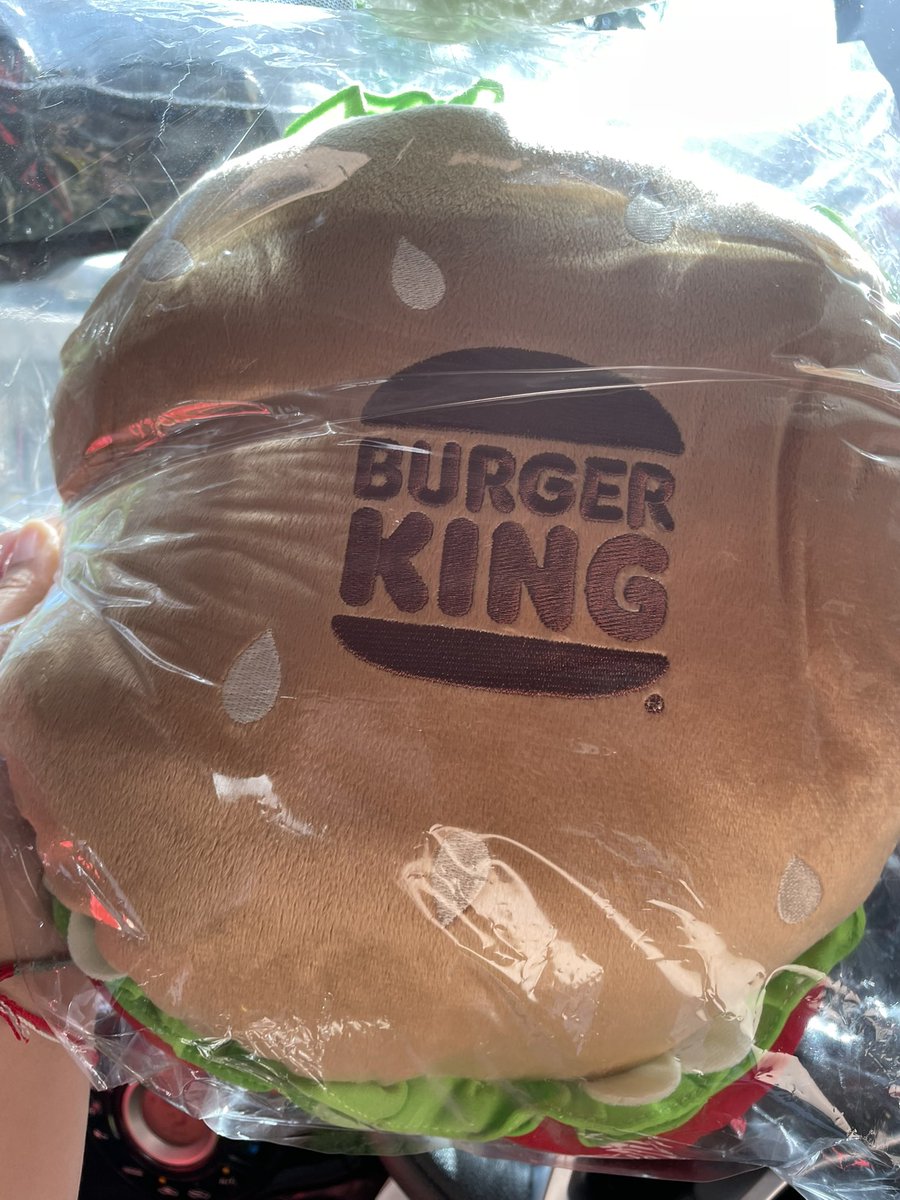 theEarnss's tweet photo. ของต้องมีแหละ นิ่มๆฟินๆ ❤️🩵

#GMMTVLiveHouse
#Burgerkingthailand 
#BounPrem https://t.co/JRWth3uuAF
