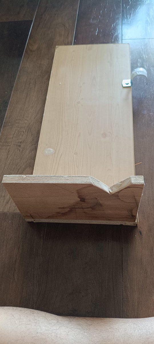 oukyu's tweet photo. 常連さん達の物を参考にして、堤防ブッコミ用の竿受けを作製してみた(ほぼk1さんのマネです)。
ノコギリ、金づちなんて何十年ぶりなので、なかなか手が出せず作ろうと思ってから半年以上経ってしまった。
ニスとか塗った方が良いのかな？ https://t.co/UFHuU4GsID