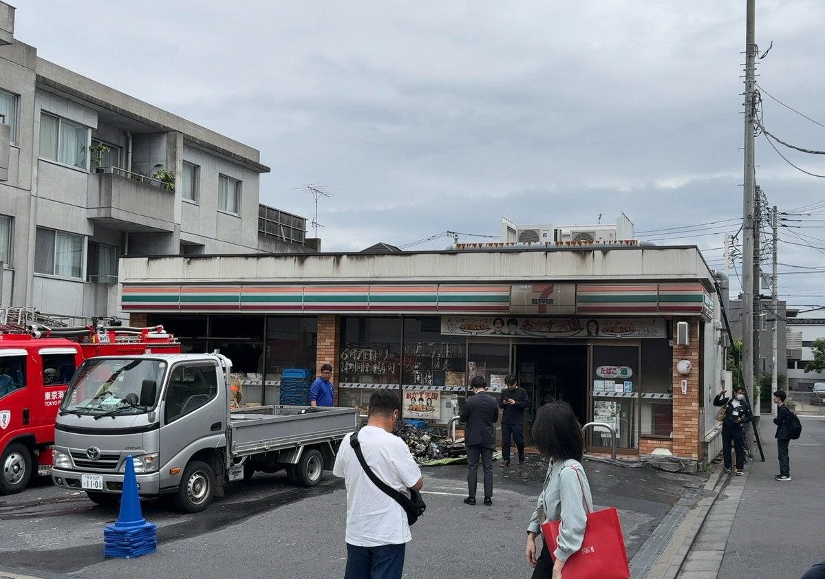 yimajo's tweet photo. スムージー買いに来たらコンビニが全焼... https://t.co/yOmWFEih9z