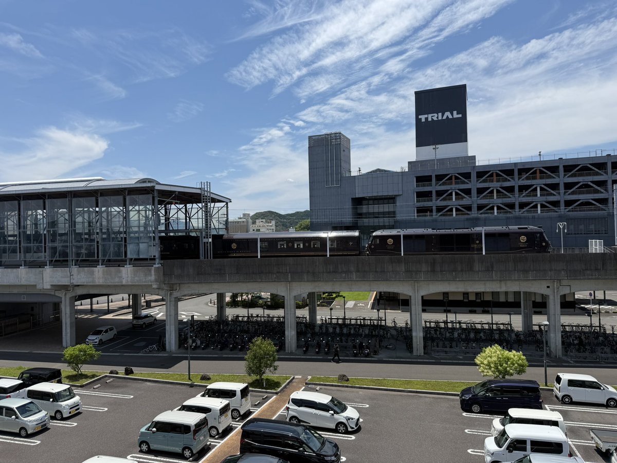 pi84z's tweet photo. 電車が駅からハミチンしてた
#ななつぼし https://t.co/FzLMhbkMYY