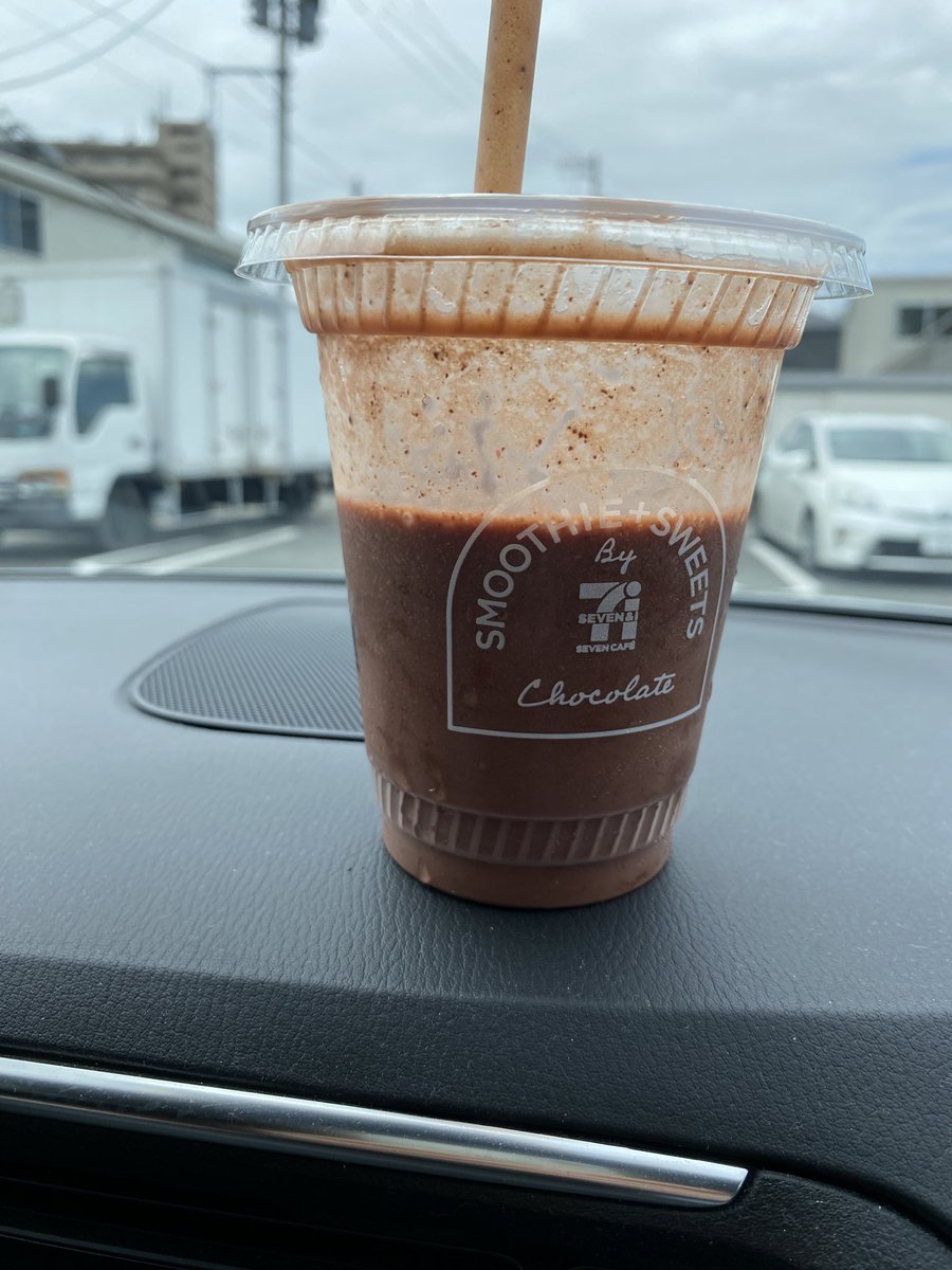 chikako_apple's tweet photo. チョコベリーのスムージー美味しい😋
#セブンイレブン
#スムージー半額 https://t.co/rC693j1UNv