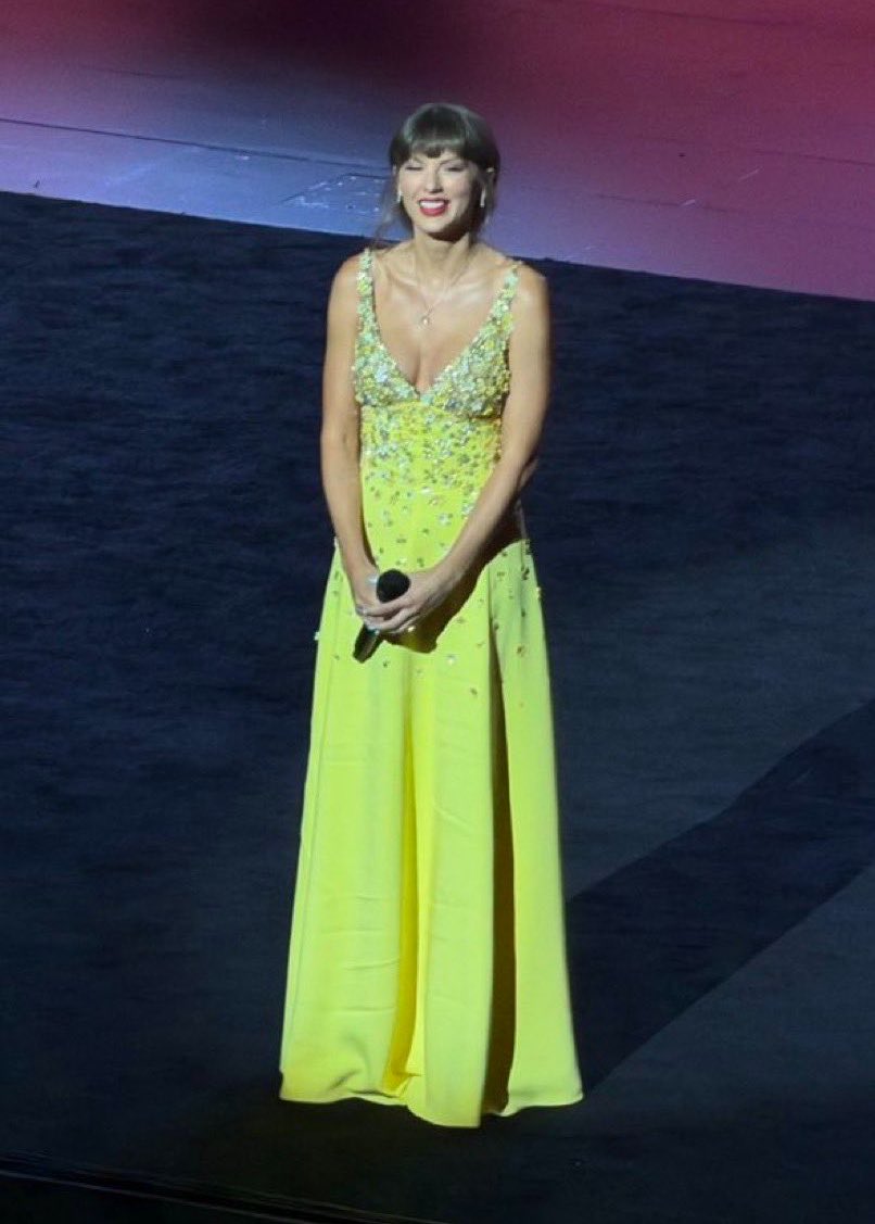 tswifterastour's tweet photo. 🚨| Taylor Swift stuns in new outfit at the Toy Story 5 premiere! https://t.co/uNVsDFWLf8