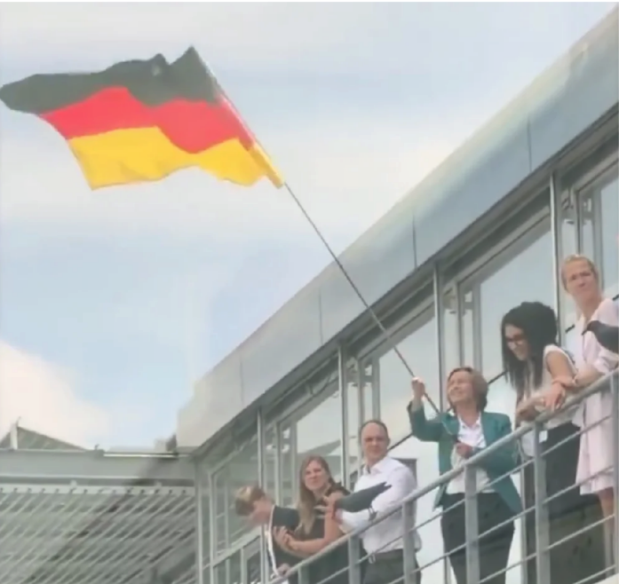_taradiddle_'s tweet photo. Hausordnung verletzt?
@Beatrix_vStorch schwenkt die Deutschlandfahne.
Und dafür gibt es einen Einsatz der Polizei?!! https://t.co/23Uv9hyOcz