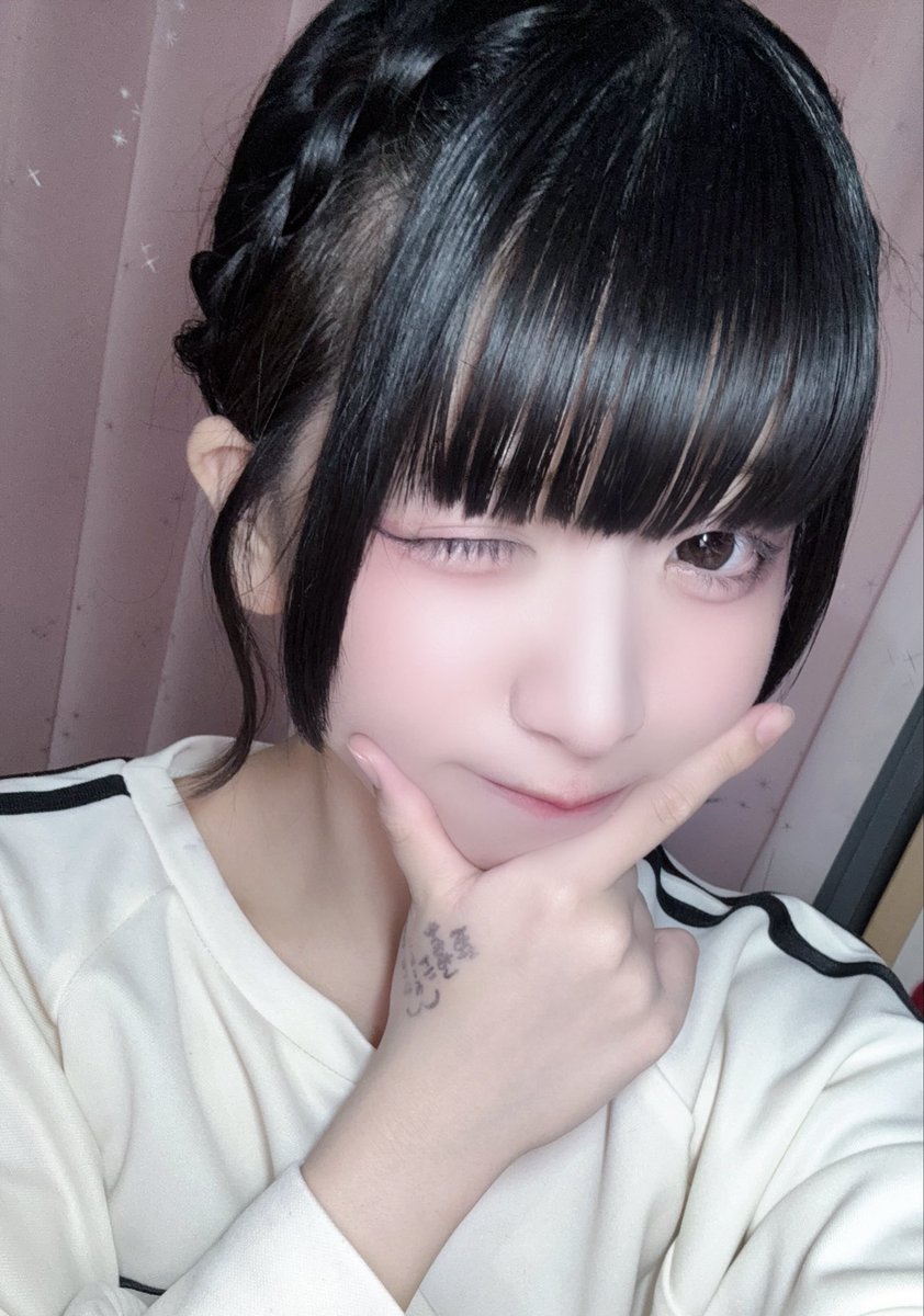 hitonoyume_miri's tweet photo. おはみりー！
今日やらなきゃいけないこといっぱいあるのに寝すぎた(. . `)

髪の毛結んだみりさん〜セトリを添えて〜 https://t.co/1pR0fEaQvs