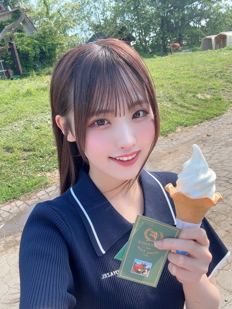 Kareai_nanasa's tweet photo. 後ろに牛さん🐄🍦 https://t.co/s7nTE9ZsI9
