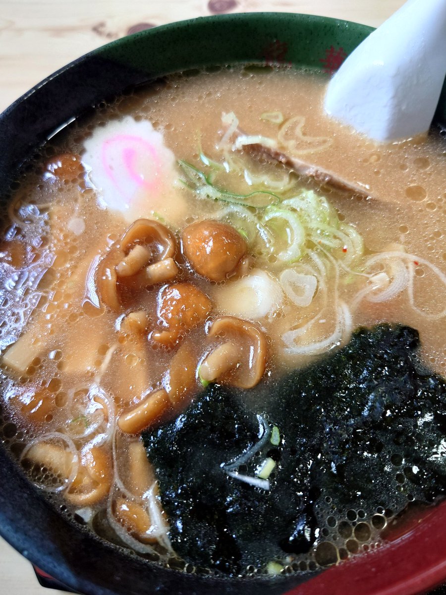tocchinn19367's tweet photo. ＃龍華食堂  小野川温泉  米沢
＃なめこ味噌󠄀ラーメン
味噌と醤油の中間位の味付け。
細ちぢれ麺で米沢ラーメンを継承。
なめこの量が半端じゃなかった😙
近くにトトロがいました🤣 https://t.co/4hbTAhtVVN