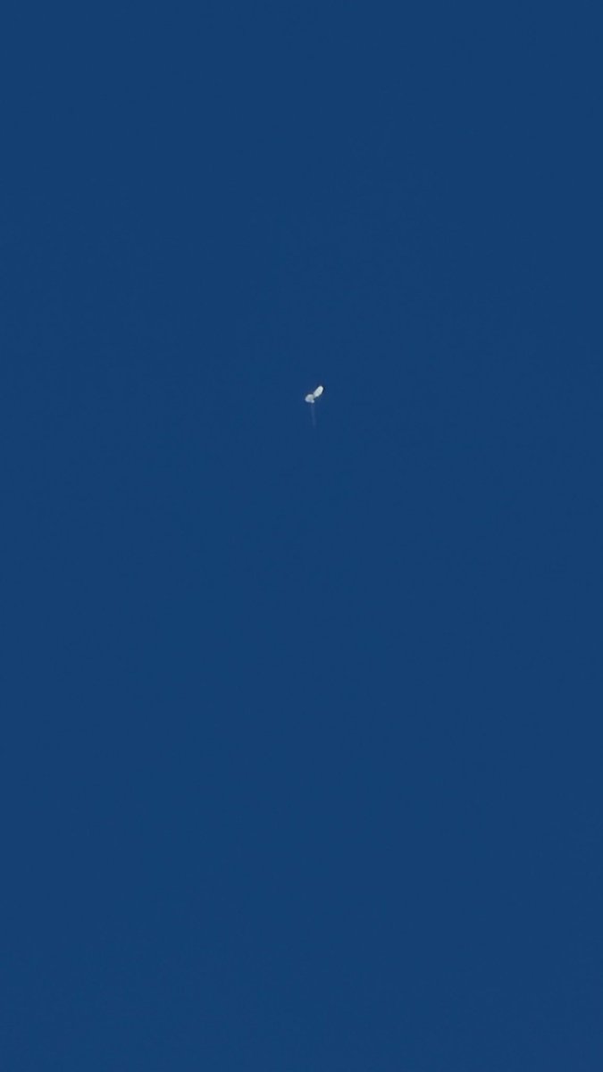 HPCBrad's tweet photo. @SLCScanner Anyone see large balloons at the same time? I thought they were regular balloons - but Google  says they look like high-altitude weather balloons. I counted 3 that rose in the path of and then higher than the F-35s, then floated out of site. Maybe Zurchers lost some? https://t.co/Uka7IA6b3j