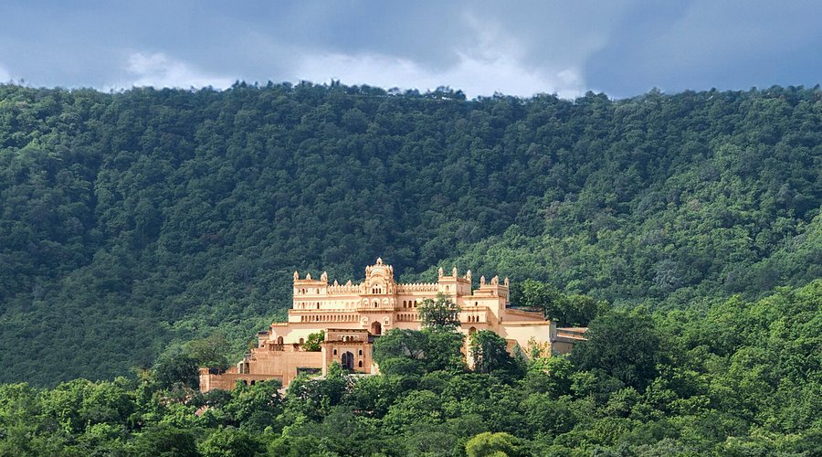 Indianinfoguide's tweet photo. 🚨350-Year-old Oberoi Rajgarh palace in Khajuraho,Madhya Pradesh Ranked 9th on the prestigious Prix Versailles list of world's most beautiful Hotels in 2026. https://t.co/NttFBOa53Y