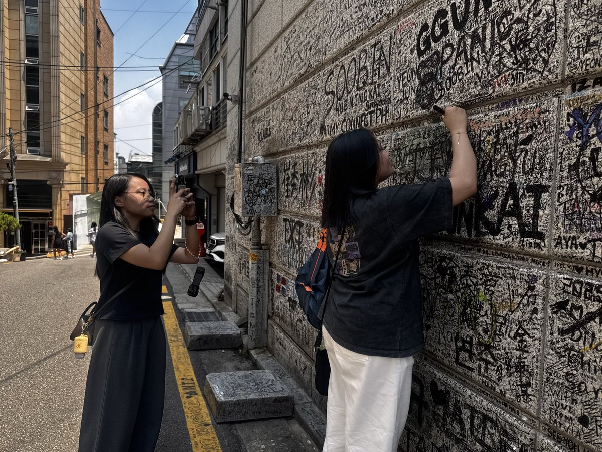 ABSCBNNews's tweet photo. Pre-game yarn?! 💜

WATCH: Fans from around the world, including Filipino ARMYs, gathered outside BTS’ former Big Hit Entertainment headquarters to take photos and weite dedications ahead of the group’s 2026 Festa celebration. | via @annacerezo_ https://t.co/xXN8qmZOhA
