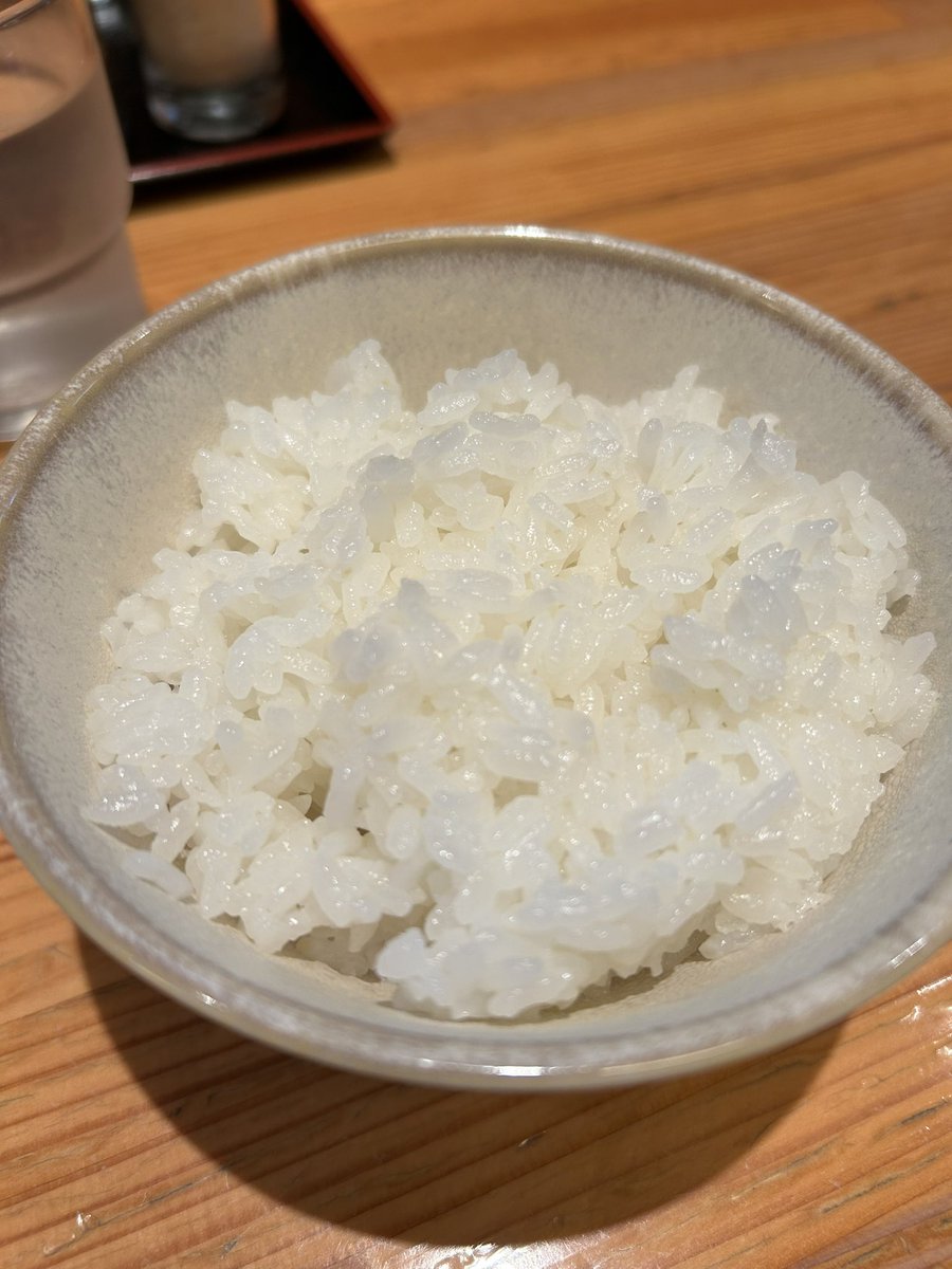 odyssey0316's tweet photo. 榴岡　ちばき屋

煮玉子そば1,020円　ごはん100円　黒豚しゅうまい１個150円

ここの美味しいごはんをラーメンで一口　玉子で一口　海苔て一口　メンマで一口　チャーシューで一口　しゅうまいで一口　スープて一口　忙しい https://t.co/HWeAfcbfuS