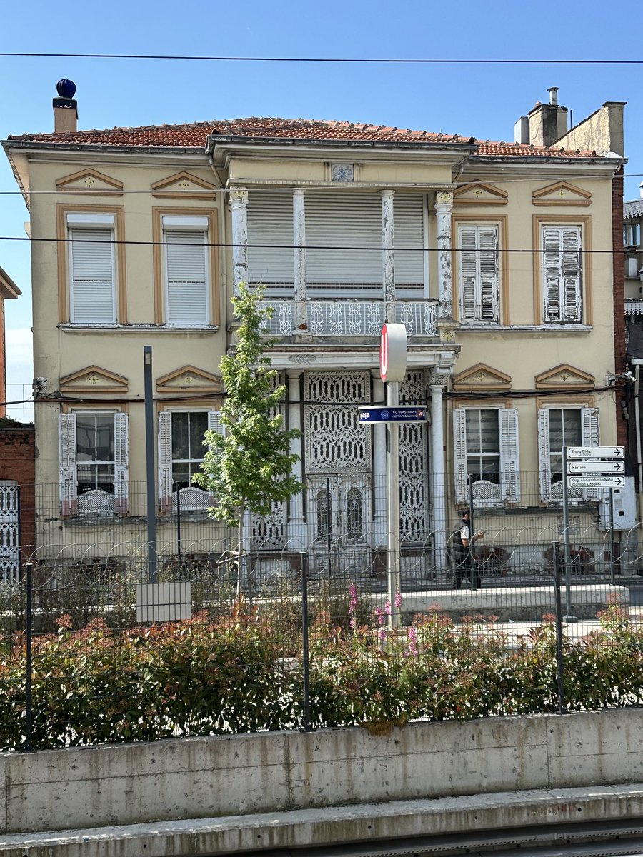 onderkayaistan1's tweet photo. Samatya hastanesinin hemen önünde Cerrahpaşa tren istasyonu civarında Rum mimarisinden izler taşıyan ancak çatı alınlığında bir Osmanlı tuğrası bulunan ilginç bir yapı https://t.co/3mTACgLpBL