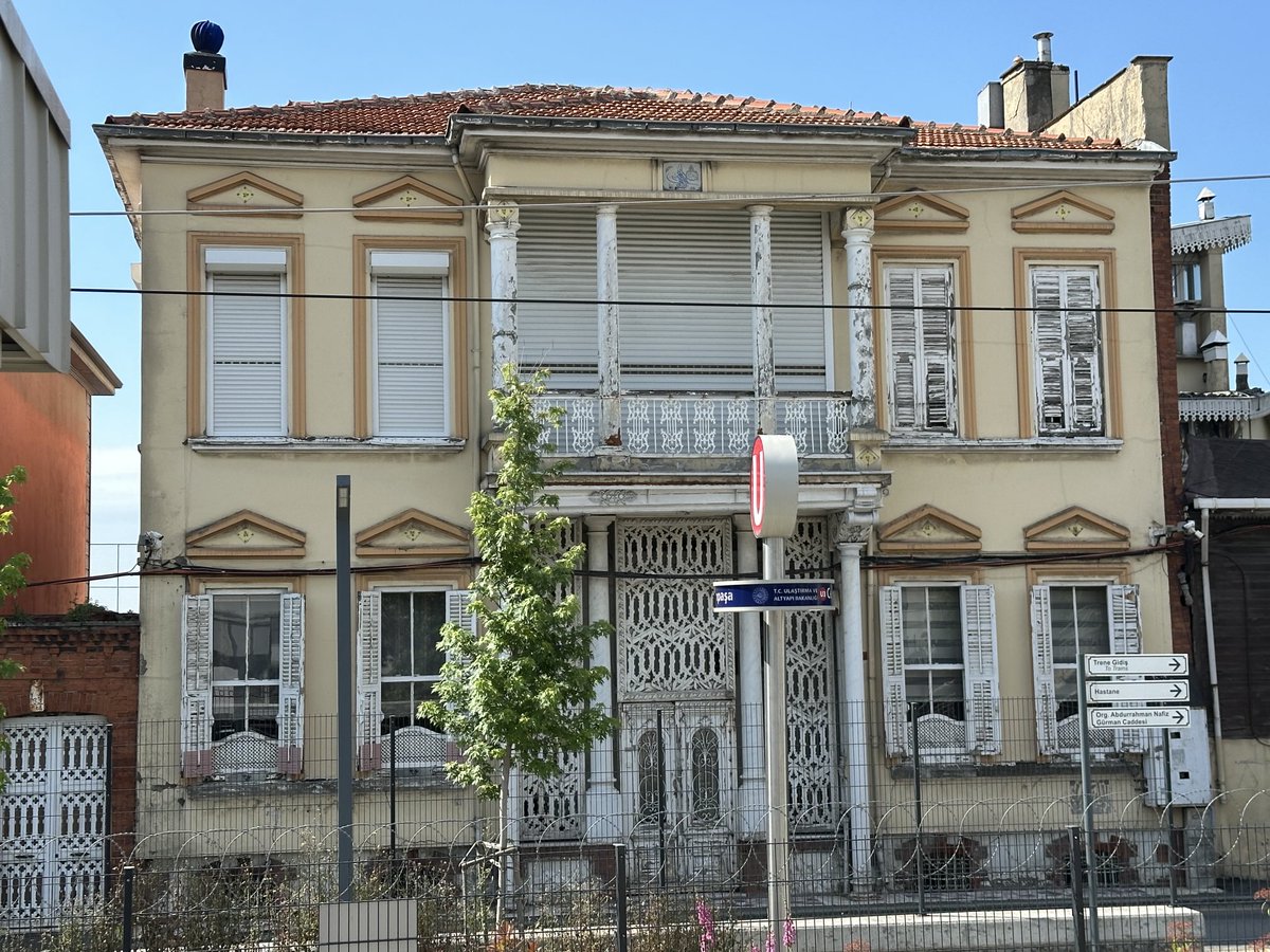 onderkayaistan1's tweet photo. Samatya hastanesinin hemen önünde Cerrahpaşa tren istasyonu civarında Rum mimarisinden izler taşıyan ancak çatı alınlığında bir Osmanlı tuğrası bulunan ilginç bir yapı https://t.co/3mTACgLpBL