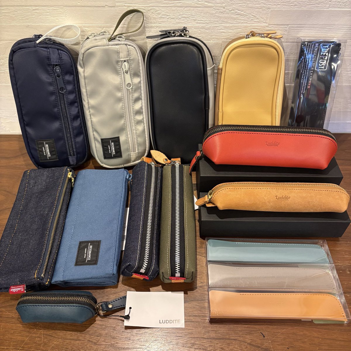PenShopImai's tweet photo. ✨本日の入荷商品✨

ペンケースや筆記具など入荷しております！

10:00～18:00👉OPEN
（月曜定休＋不定休）

オンラインショップでは、投稿した商品の中から一部厳選して販売しております✒️

#文房具　#飛騨高山　#文具 #文具店 #文房具屋　#文房具好き　#文房具紹介 #文房具店　#stationery #zakka #雑貨 #hidatakayama #入荷 #入荷商品 #入荷情報 #ラダイト #ペンケース #筆記具 #芯ケース #マステ #マスキングテープ #ノート