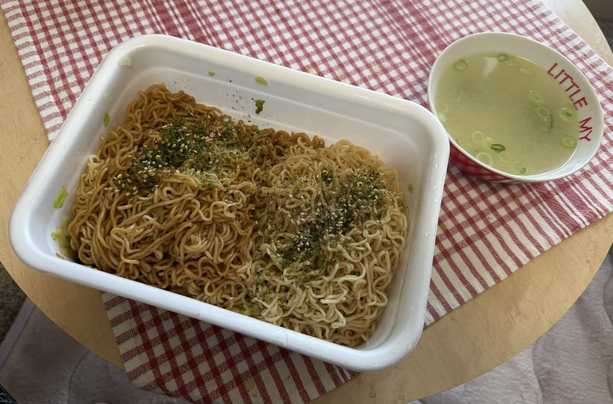 OIBARRY314's tweet photo. お昼の時間です
今朝コンビニでこんなもん
売ってたので無意識に買って
しまいました
超大盛と思いきや
いつもより重量感と厚みが
あるので㌍表示見たら
2024㌍でした😅
今日のプロネタになりそう
もちろん完食ですが　何か
#まるか食品
#焼きそば
#ペヤングハーフアンドハーフ https://t.co/XRlHvaptlE