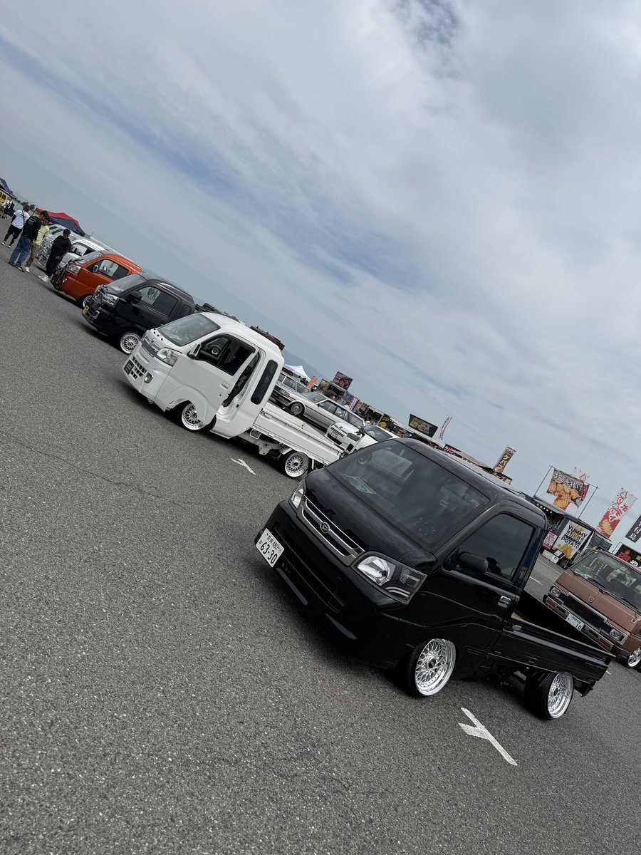 GRAES_3000's tweet photo. 5月31日に開催されたSBM関西にエントリーで参加😄キャンバーハイゼットジャンボ製作から3年振りにデモカーを製作しました❗️コンセプトはノーキャンバーで深リムを実現する為にフロントは新規設計のストラットマウント台座スライド仕様😎
生足です✌️
参加したメンバーはLOWJET TRUCKSの皆さんです🤝 https://t.co/qulK9VHz7S