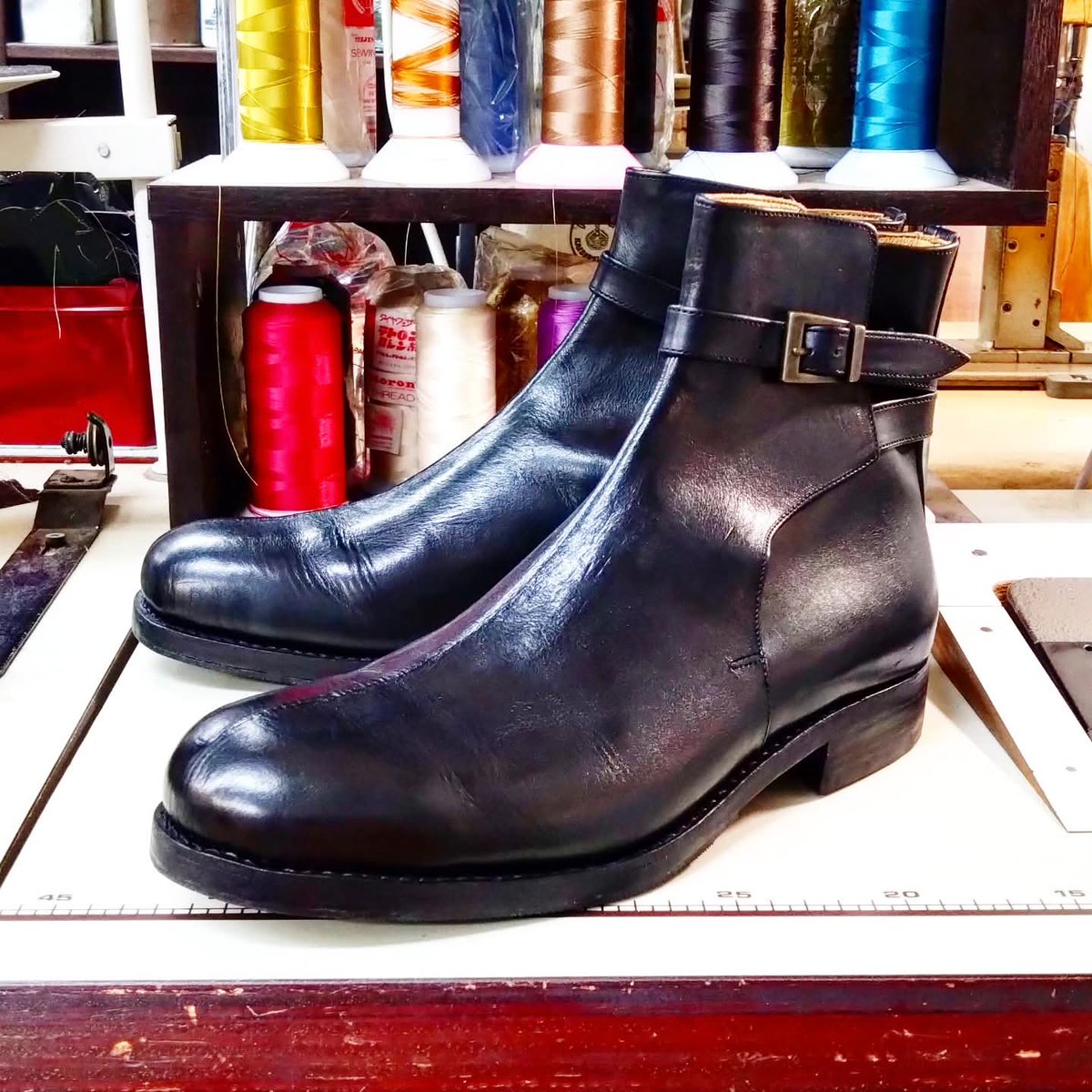 hardworker_shoe's tweet photo. 上級コースの靴が完成しました❗️ハンドソーンウェルト製法で作られたジョッパーブーツです❗️クリッピング加工は大変そうでしたがカッコいい❗️

上級コースは、
◎ハンドソーンウェルテッド製法
◎足に合わせてラスト制作
◎思い通りのデザイン
で、靴を制作できるようになります❗️

#革靴　#ビスポーク https://t.co/2cUlkuZNe9