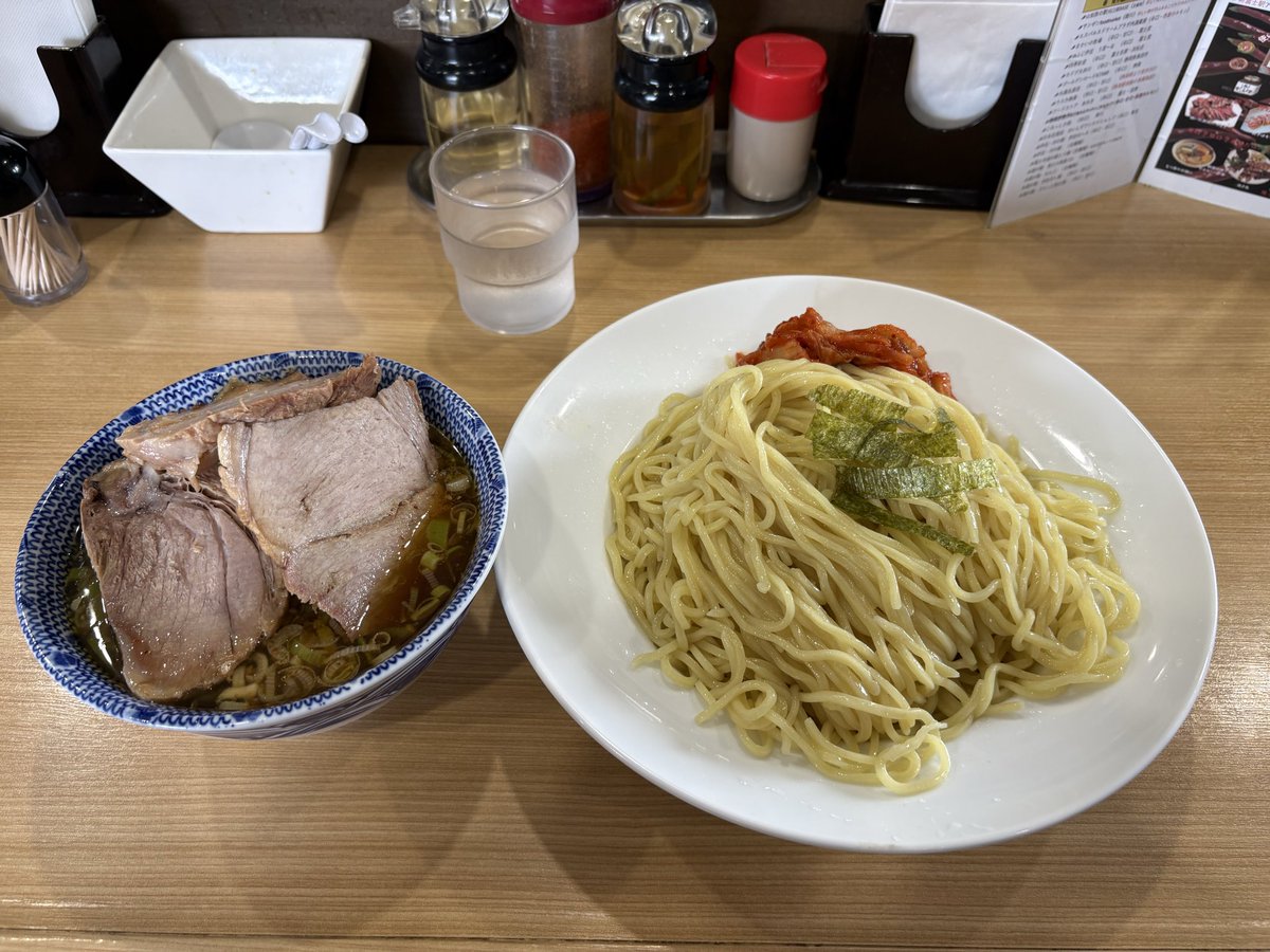 katomario428's tweet photo. 西屋さん😊😊
満来風、チャーザル、麺大盛り
TPキムチ
とにかく麺がメチャ美味しい🤩🤩
酸味の効いたつけ汁には
チャーシューの数は半端なく、
コレでもかと主張する😆😆
あまりの美味しさに箸が止まらず
NONSTOP1年半ぶりの美味しさ😍😍
あっという間に完飲完食
ご馳走様でした🙇🙇🙇🙇🙇🙇
明日は納豆いただきます😋😋