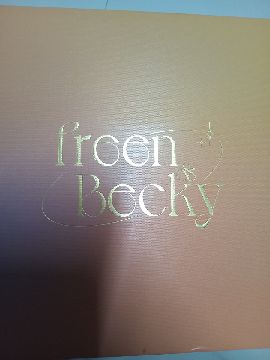 jenria08's tweet photo. Freenbecky magazine with photocard P550 lang kasi dapat babalikan ko kasi mura mga binibenta nila. Pero nabudol ako sa Freenbecky box nung Thai GL Fest 3. 😅 Worth it din. Sana mabili ko pa din yung P550 na yun. Paano at kelan? Thank you!
#moodaengcartph_proof
@moodaengcart_ph https://t.co/dZhztUUSLo